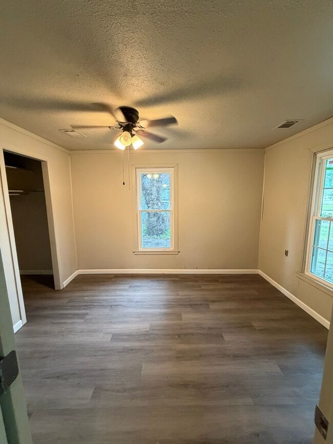 Building Photo - 3 Bedroom 1 Bath Home For Rent