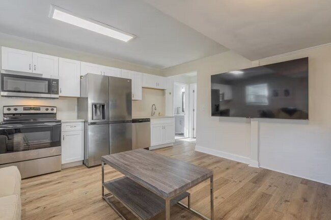 Building Photo - Athens Cottage 1 Bedroom and 1 Bathroom Available for Pre-Leasing!