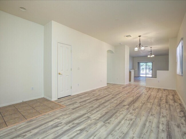 Foto del edificio - 4 bedroom 2 bath