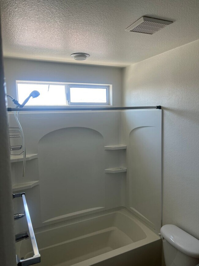 Foto del edificio - Beautiful 2 Bedroom 2.5 Bathroom Home in N...