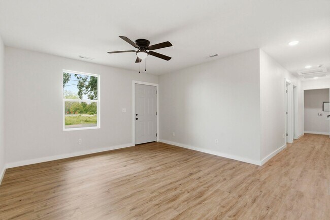 Foto del edificio - 3 Bedroom | 2 Bathroom | Marionville | Granite | Stainless Steel Appliances | Brand New!