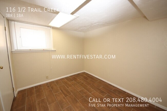 Foto del edificio - 116 1/2 Trail Creek Rd-