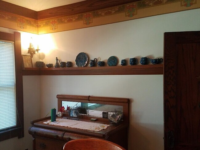 repisa para platos en el comedor - 1801 E 12th St