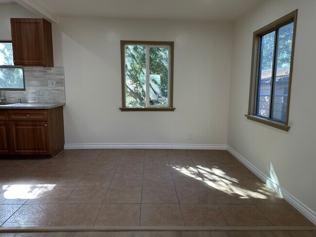 Dining area - 1154 Allen Ave