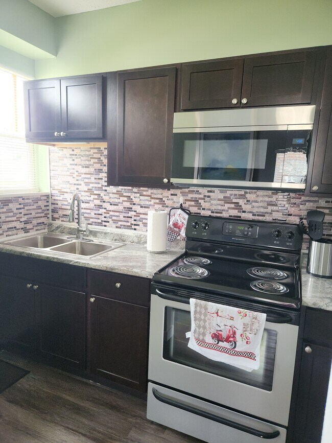 Kitchen - 986 Studer Ave