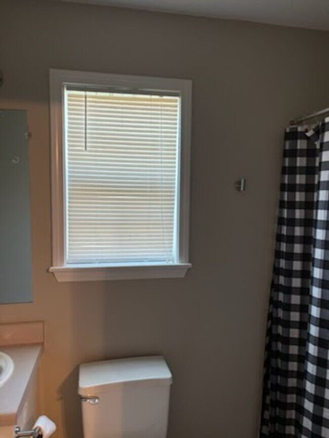 Building Photo - 959 Van Buren Ave