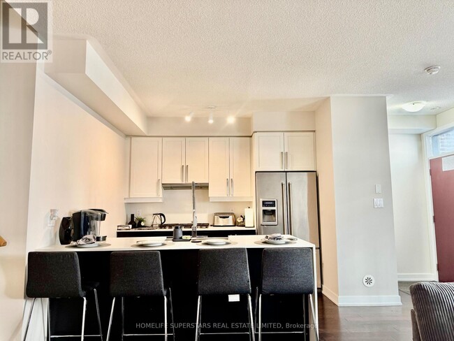Photo du bâtiment - 4070 Parkside Village Dr