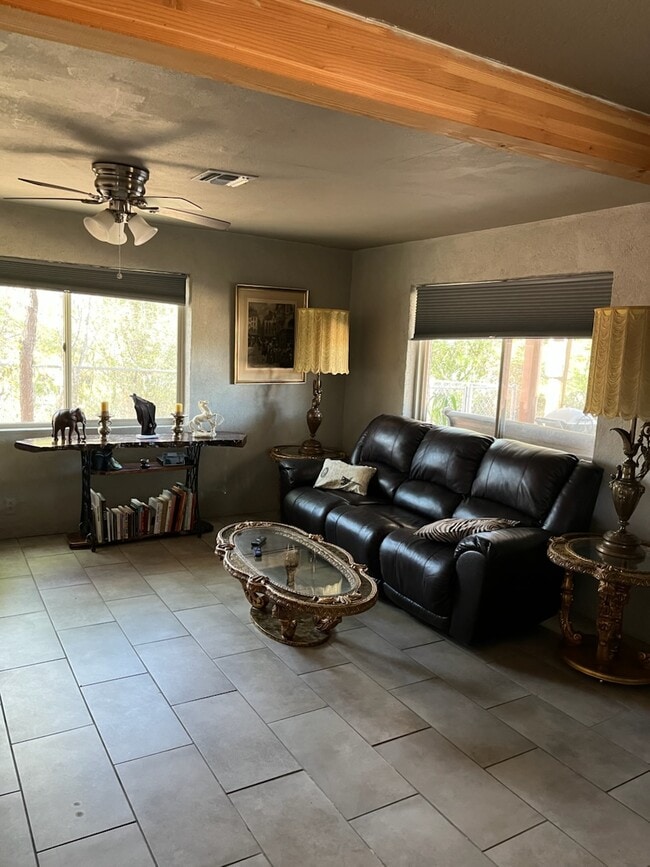 Building Photo - 9 Jimenez Ln