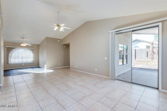 Foto del edificio - 9346 E Plana Ave