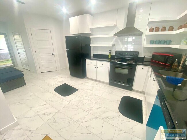 Building Photo - 711 S Shore Dr