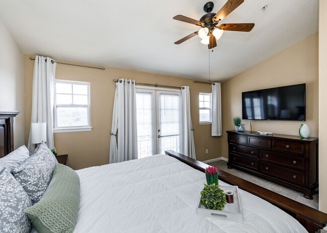 Building Photo - Fully Furnished Downtown 2 Bed, 4 Bath Executive Townhouse