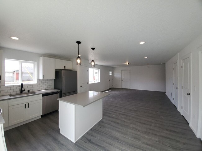 Building Photo - Newer Build