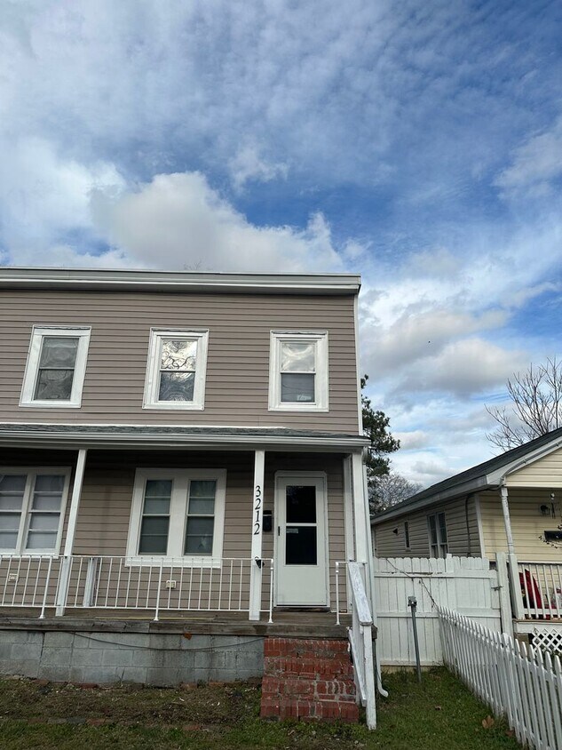 Primary Photo - 2 bed 2 level row house in Church Hill! Al...