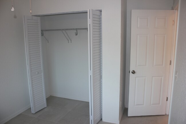 Building Photo - 1123 8th Ave Dr E