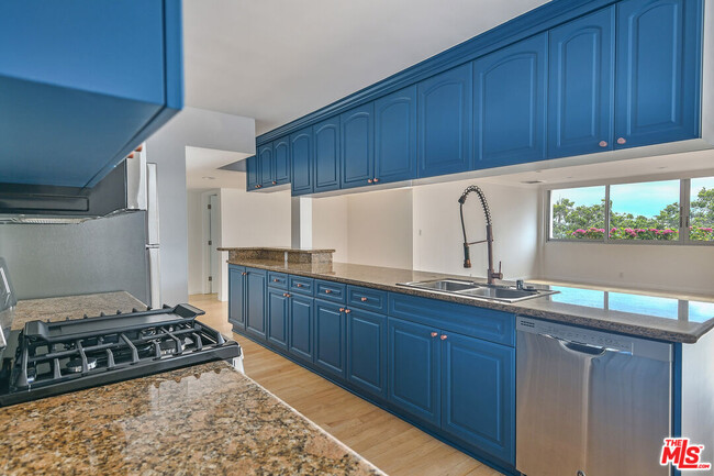 Foto del edificio - 440 S Roxbury Dr