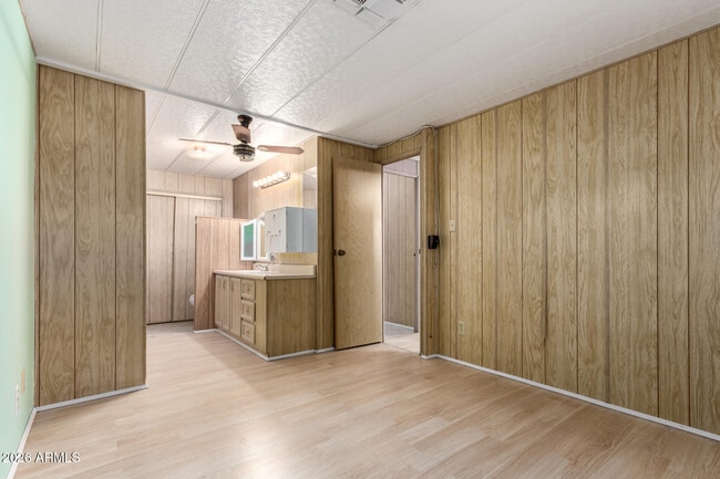 Foto del edificio - 8421 E Main St