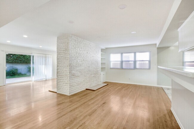 Foto del edificio - Upper Hollywood Riviera 3 Bedroom 2 Bath Home