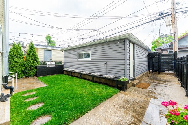 Building Photo - 4944 N Drake Ave