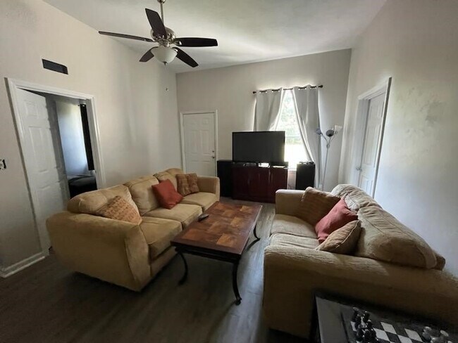 Foto del edificio - 206 Ridge Rd