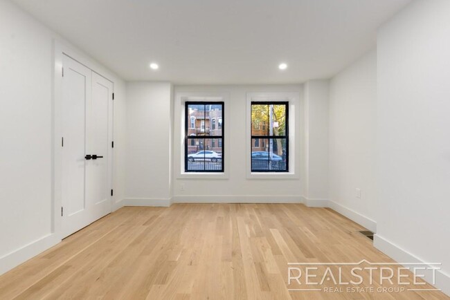 Foto del edificio - new 3 bed 2 Bath Duplex in Ocean Hill!