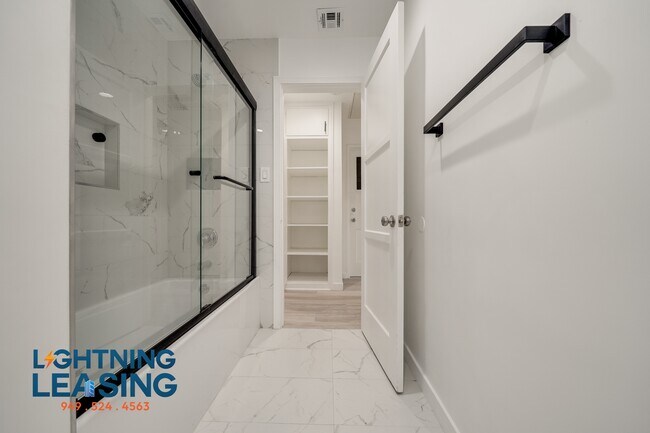 Foto del edificio - 1363 1/2 Hauser Blvd-4D