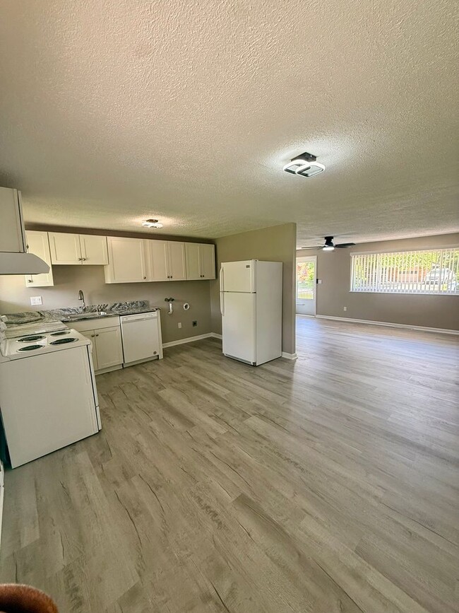 Move-In Ready 2BR with Stunning Granite + Fenced Backyard - Move-In Ready 2BR with Stunning Granite + Fenced Backyard House