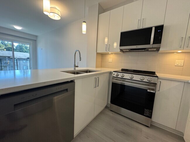 Building Photo - 33886-33886 Pine St