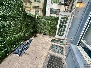 Building Photo - 562 Hudson St