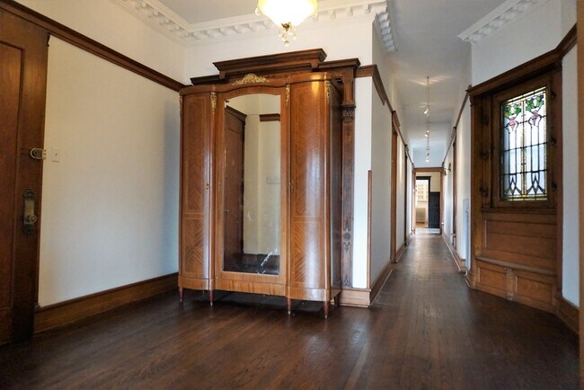 Building Photo - 544 W Fullerton Pkwy