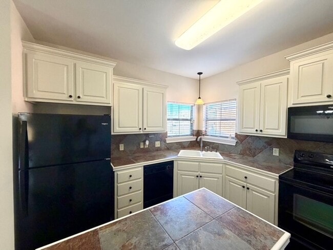 Foto del edificio - 40524 Cross Ridge Ave