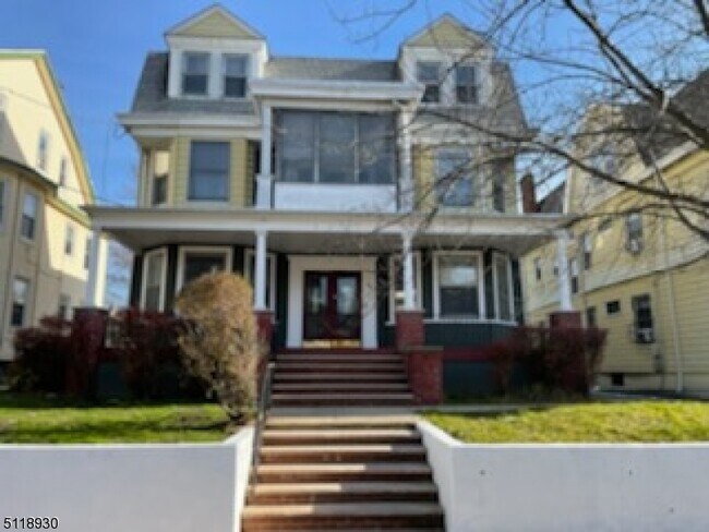 Building Photo - 20 Leo Pl