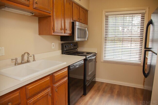 Building Photo - 5009 Hampton Dr