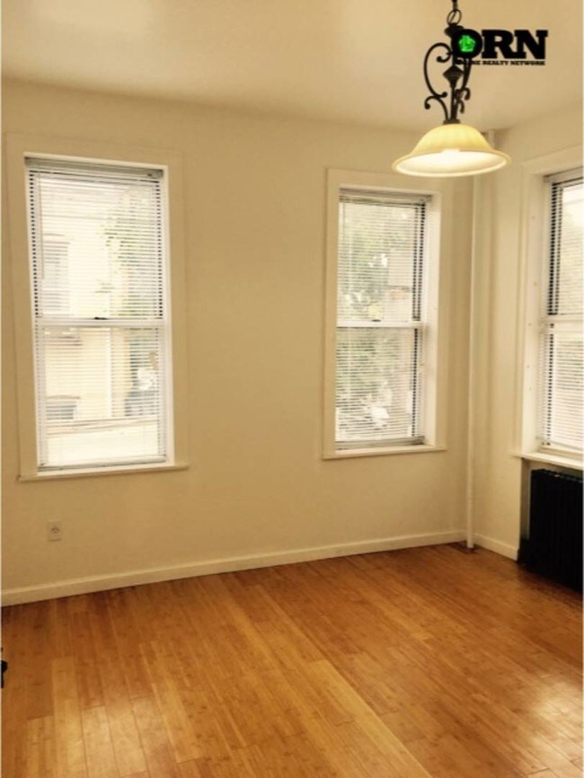 Foto del edificio - 66-61 60th Pl