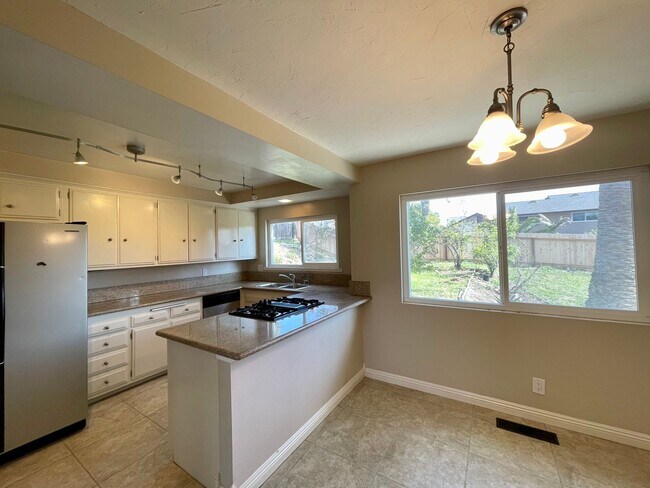 Building Photo - Beautiful 4B/2.5BA House in Oceanside w/ Attached Garage & W/D!