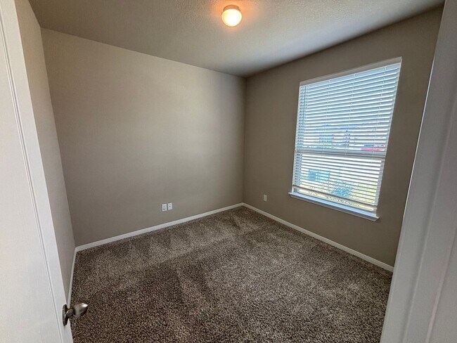 Building Photo - AVAILABLE NOW!!!