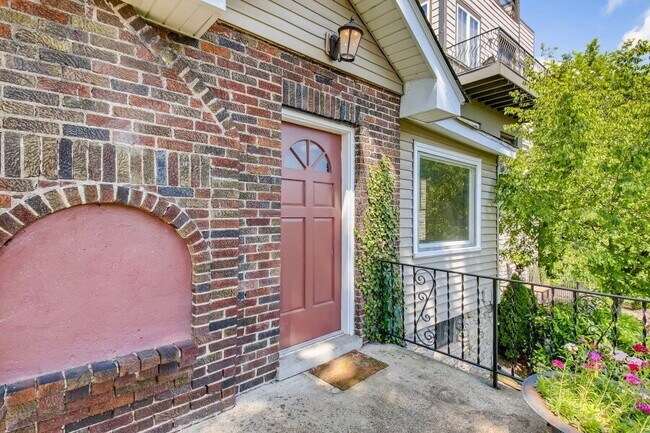 Foto del edificio - Charming Brick Cottage near Vanderbilt