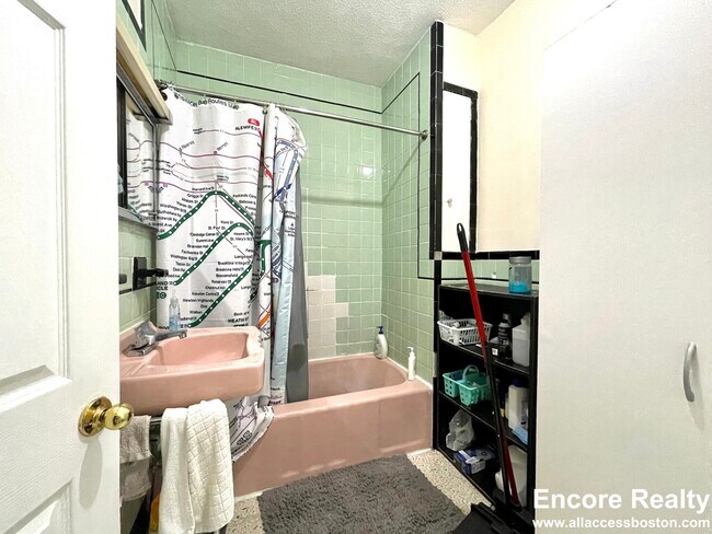 Building Photo - 161 Endicott St