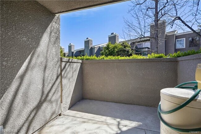 Building Photo - 3 br, 3 bath Condo - 23549 Victory Blvd Un...