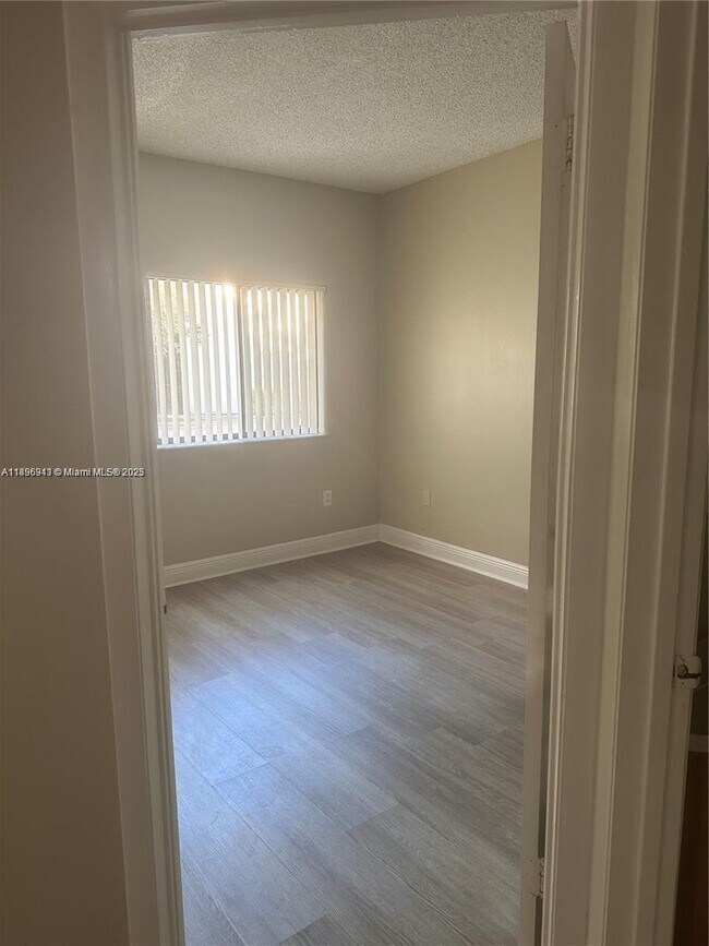 Foto del edificio - 2445 SW 18th Terrace