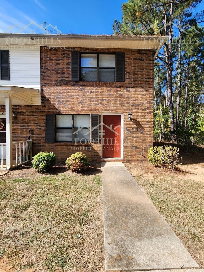 Building Photo - Modern 2-Bedroom Townhouse Near Anderson U...