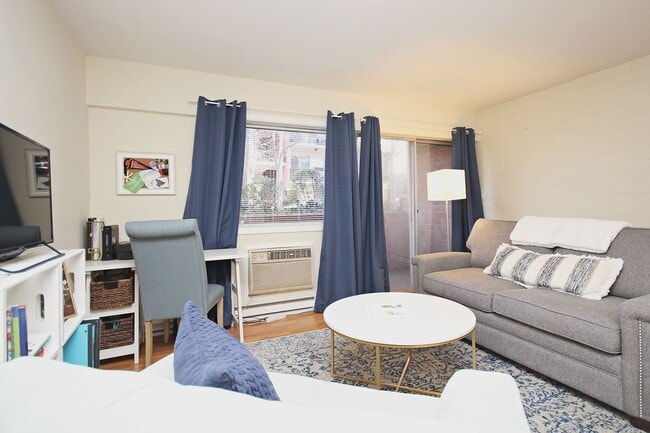 Building Photo - Student-Friendly 1800 JPA Garden Apartment...