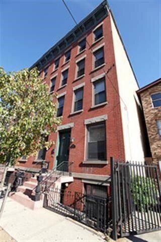 Primary Photo - 250 York St