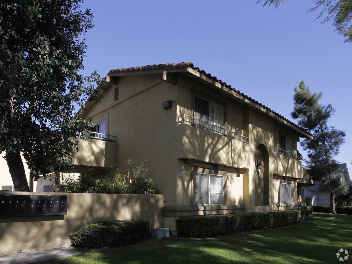 Building Photo - 209 E Valencia Dr