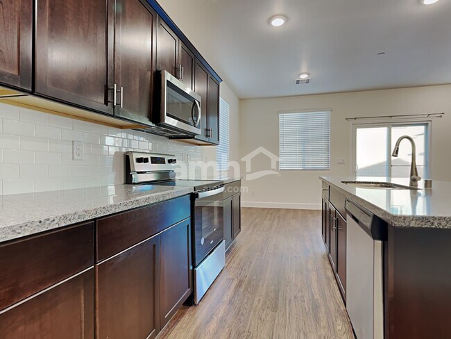 Building Photo - 300 Palazza Reserve Pl