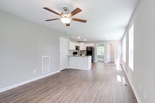 Foto del edificio - Two Story Duplex With Hardwood Flooring an...