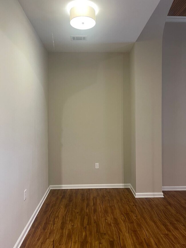 Building Photo - Stunning Two Bedroom Apartment in the Hear...