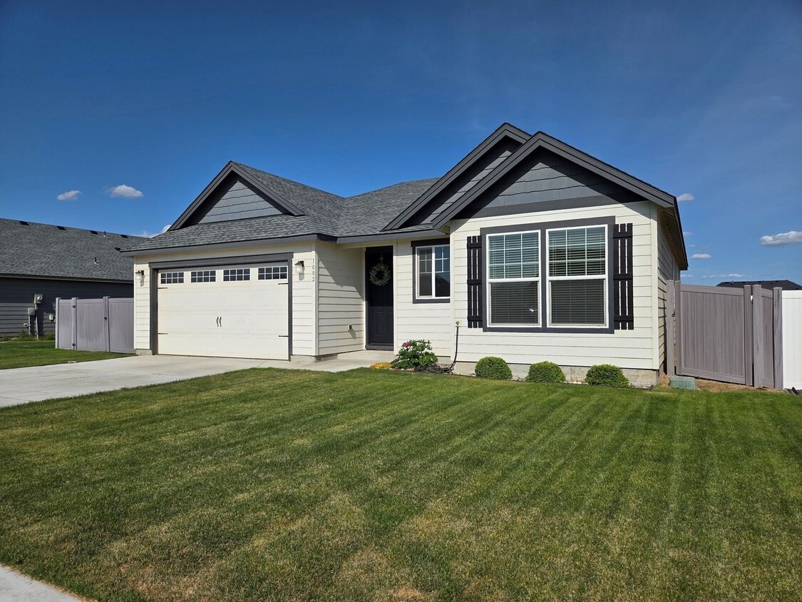 Primary Photo - Newer 3-Bed, 2-Bath home in Quincy, WA!