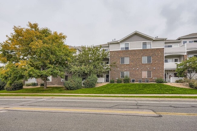 Building Photo - Bright, Updated Condo in Sought-After Skyl...