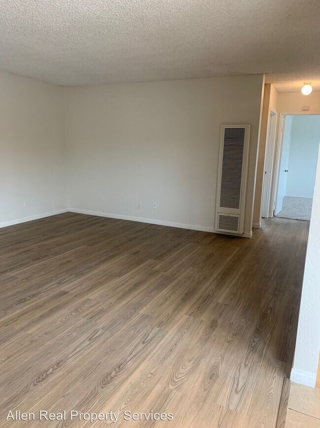 Foto del edificio - 12350 Lakeshore Dr