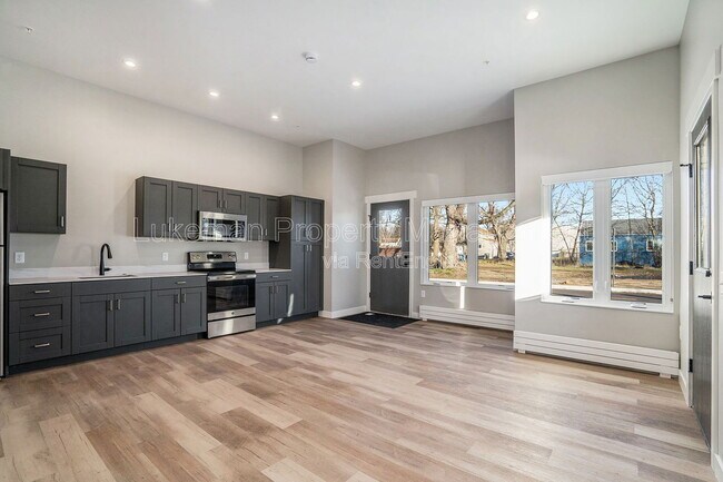 Building Photo - 815 N Pitcher St